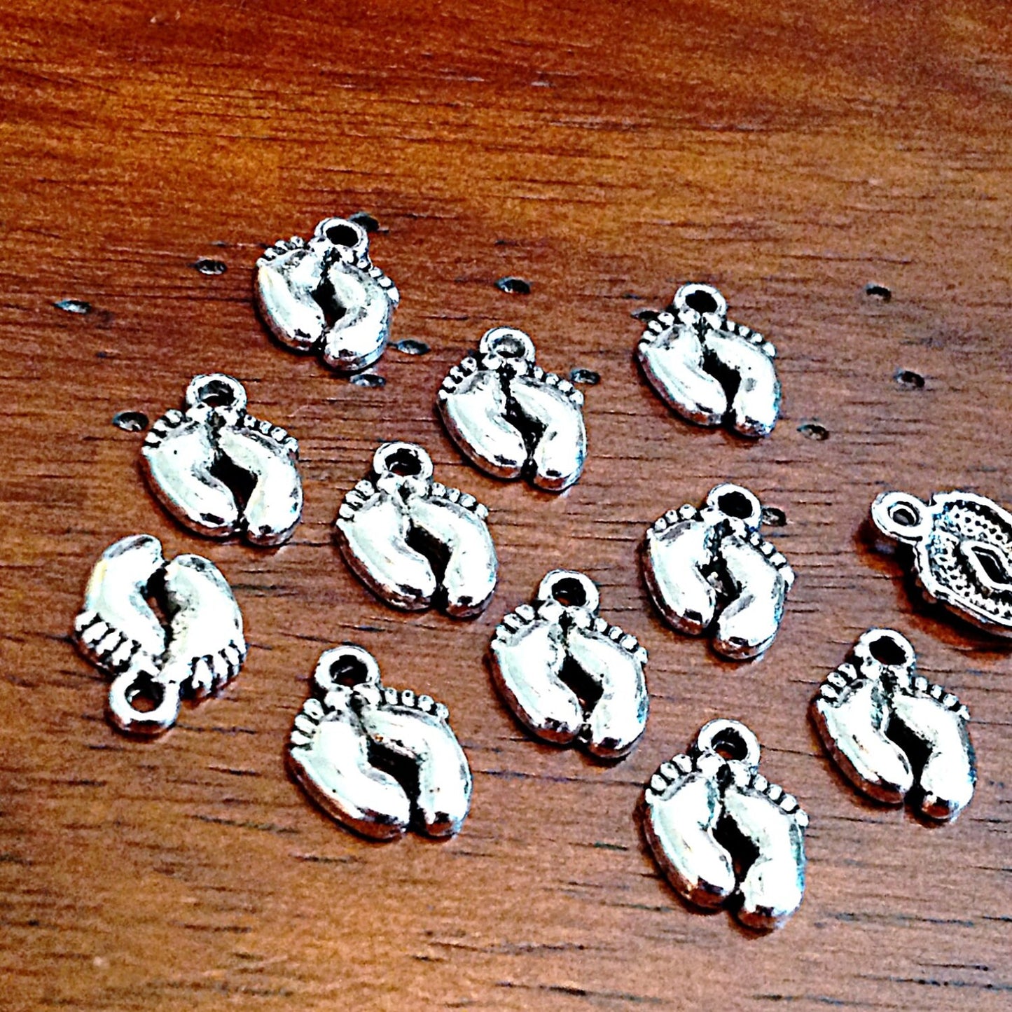 Bulk 25 Baby Feet Charms, Antique Silver Charms, Feet Charms, Footprints Charms, Tiny Feet Charms, Toe Charms, Craft and Jewelry Supplies