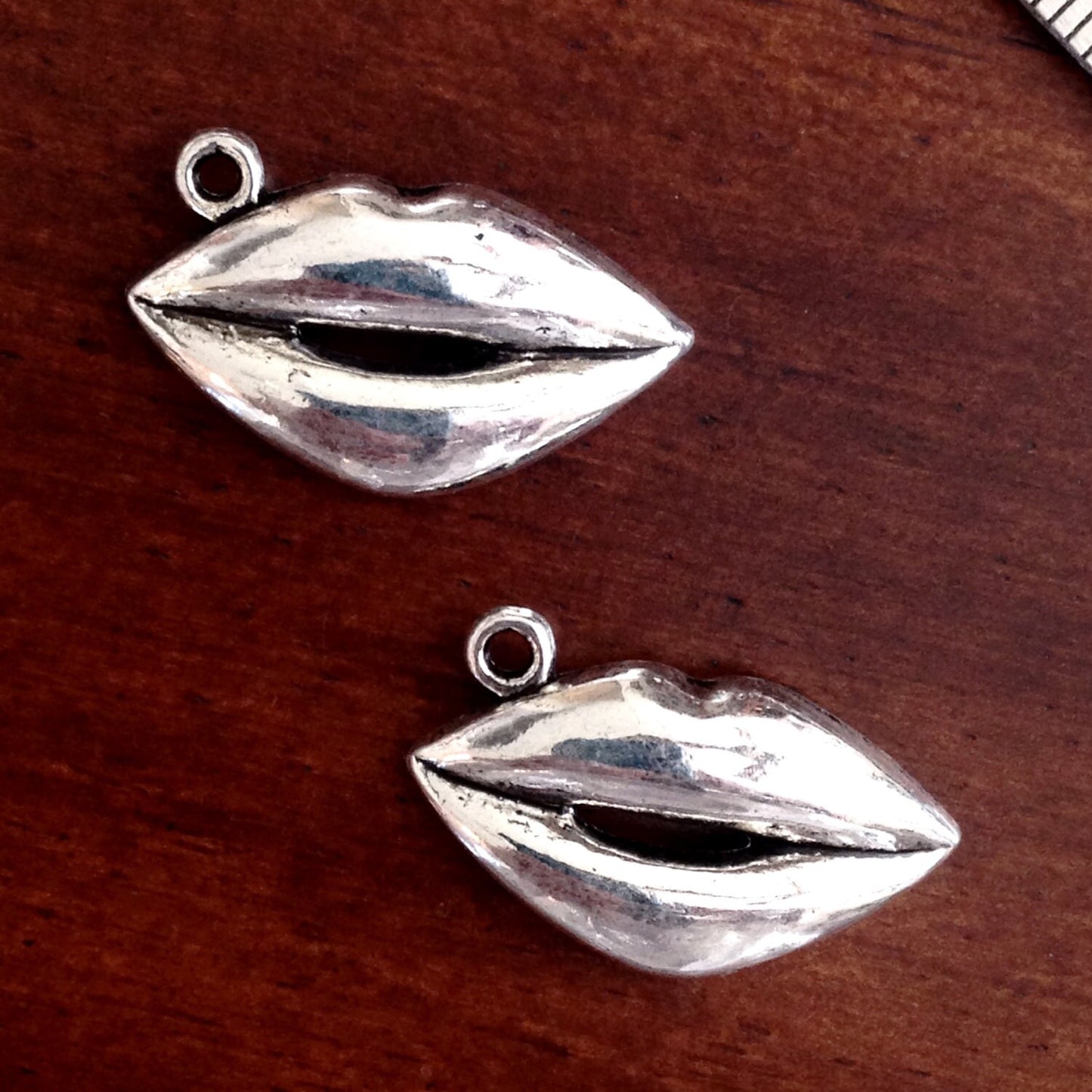 Bulk 20 Lips Charms, Antique Silver Charms, Silver Lips Charms, Lip Charms, Valentine Charms, Kissing Charms, Jewelry Supplies, Findings