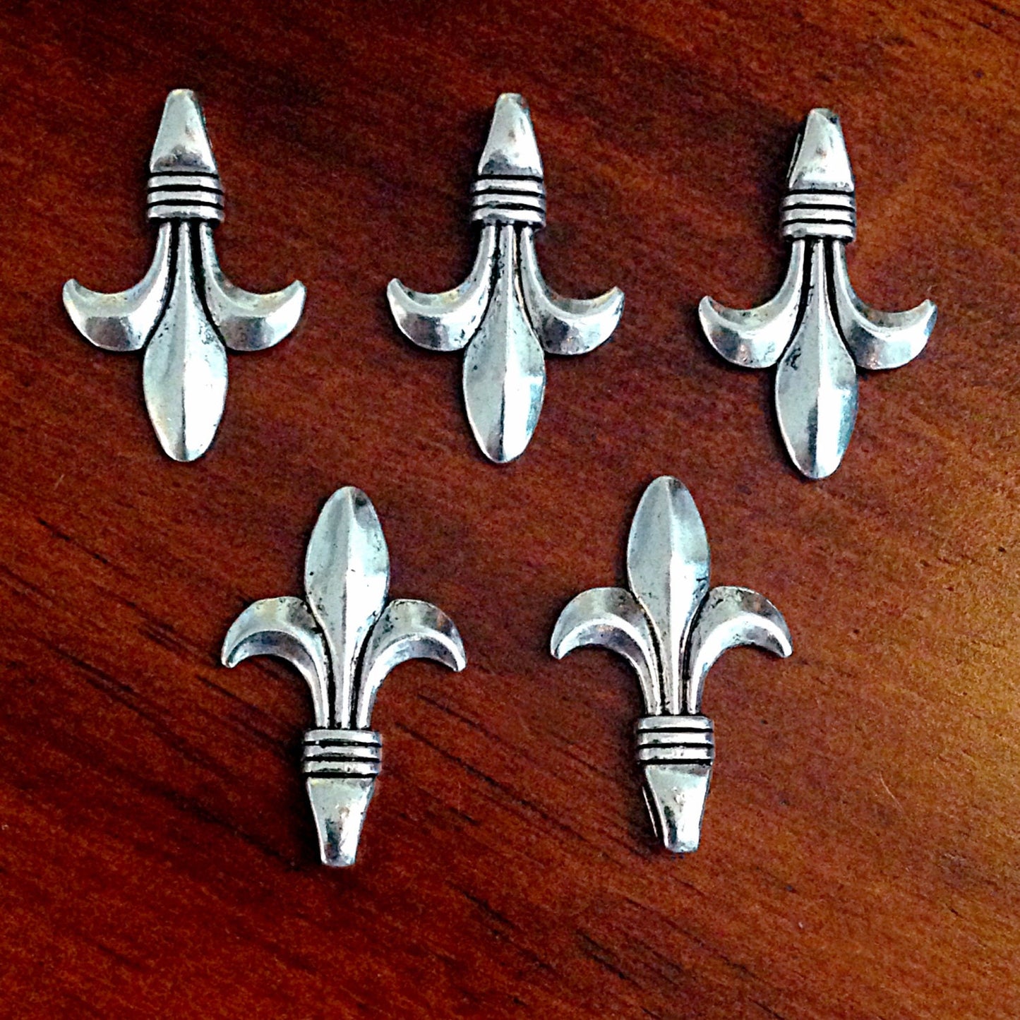 15pcs Fleur De Lis Charms, Antique Silver Charms, New Orleans Saints Charms, Mardi Gras Charms, Findings, Crafting and Jewelry Supplies