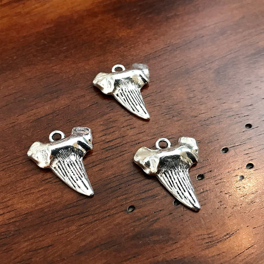 Bulk 8pcs, Shark Tooth Charms, Shark Tooth Pendants, Shark Charms, Antique Silver Shark Tooth Charms, Ocean Charms, Fishing Charms, Findings