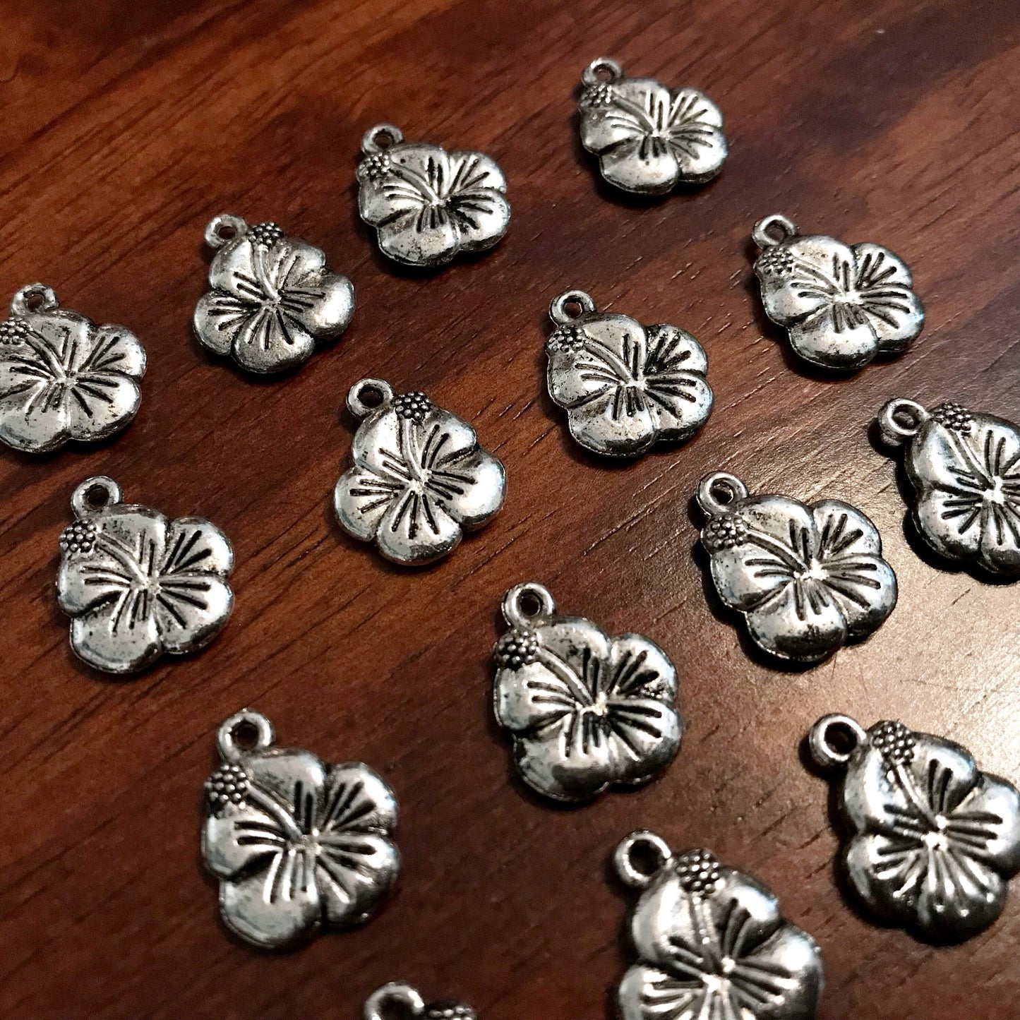 20pcs, Hibiscus Charms, Flower Charms, Antique Silver Charms, Little Flower Charms, Rose Charms, Daisy Charms, Sun Flower Charms, Findings