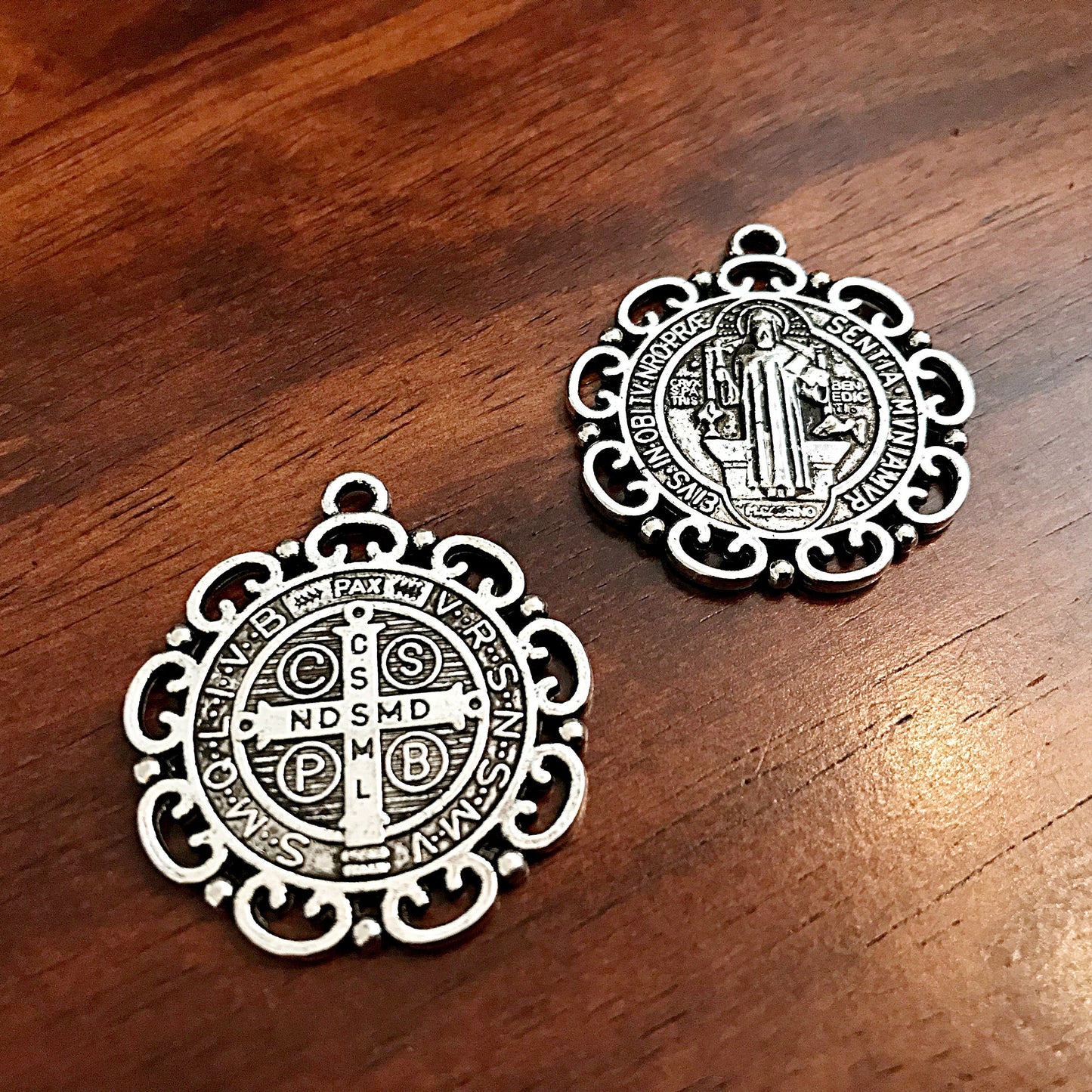 10pcs, Saint Benedict Medal, Silver Saint Benedict Medal Pendants, Devil Chasing Medal, Protection Against Evil Amulet, 1 1/4” in diamete