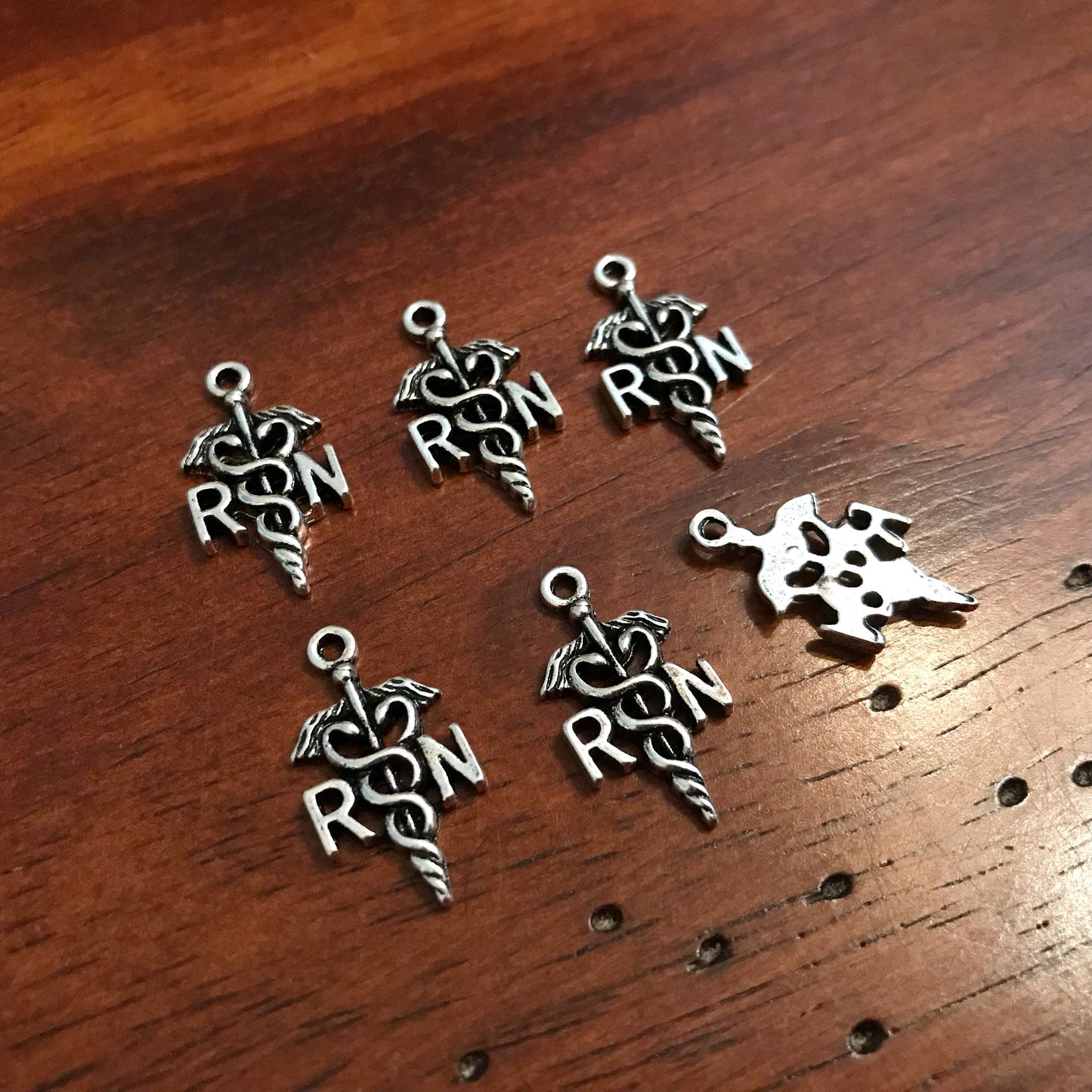 25pcs RN Charms, RN Pendants, Caduceus Charms, Nurse Charms, Registered Nurse Charms, Nursing Charms, Medical Symbol Charms, RN Caduceus