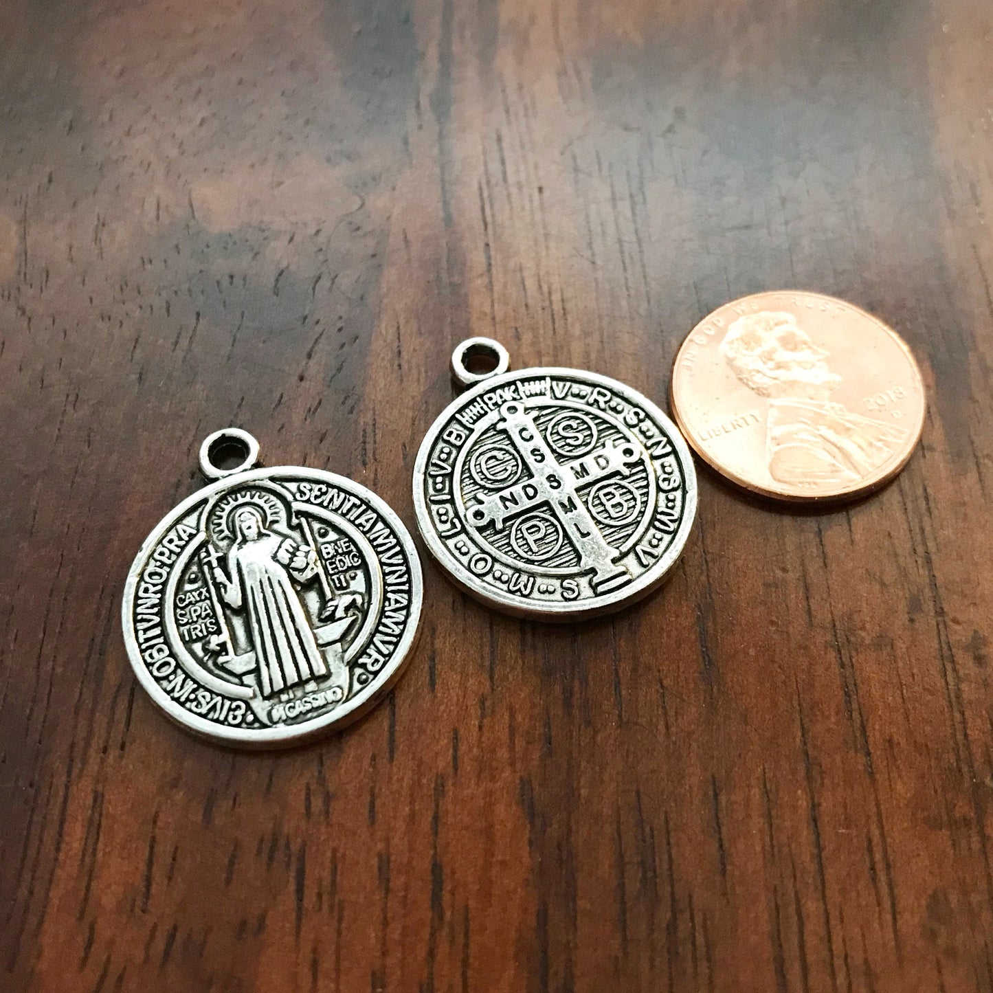 8pcs, Saint Benedict Medal, Silver Saint Benedict Medal Pendants, Devil Chasing Medal, Protection Against Evil Amulet, 7/8” in diameter