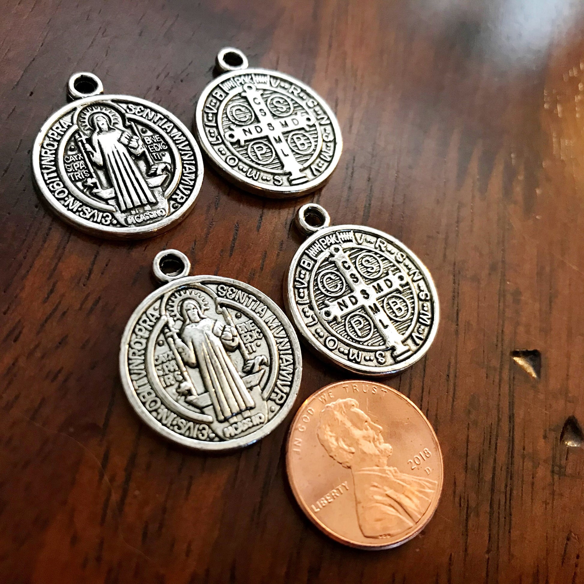 8pcs, Saint Benedict Medal, Silver Saint Benedict Medal Pendants, Devil Chasing Medal, Protection Against Evil Amulet, 7/8” in diameter