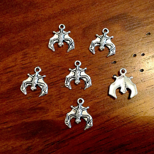 Bulk 20pcs, Bat Charms, Antique Silver Charms, Vampire Bat Charms, Bat Pendants, Halloween Charms, Bats Charms, Flying Bat Charms, Findings