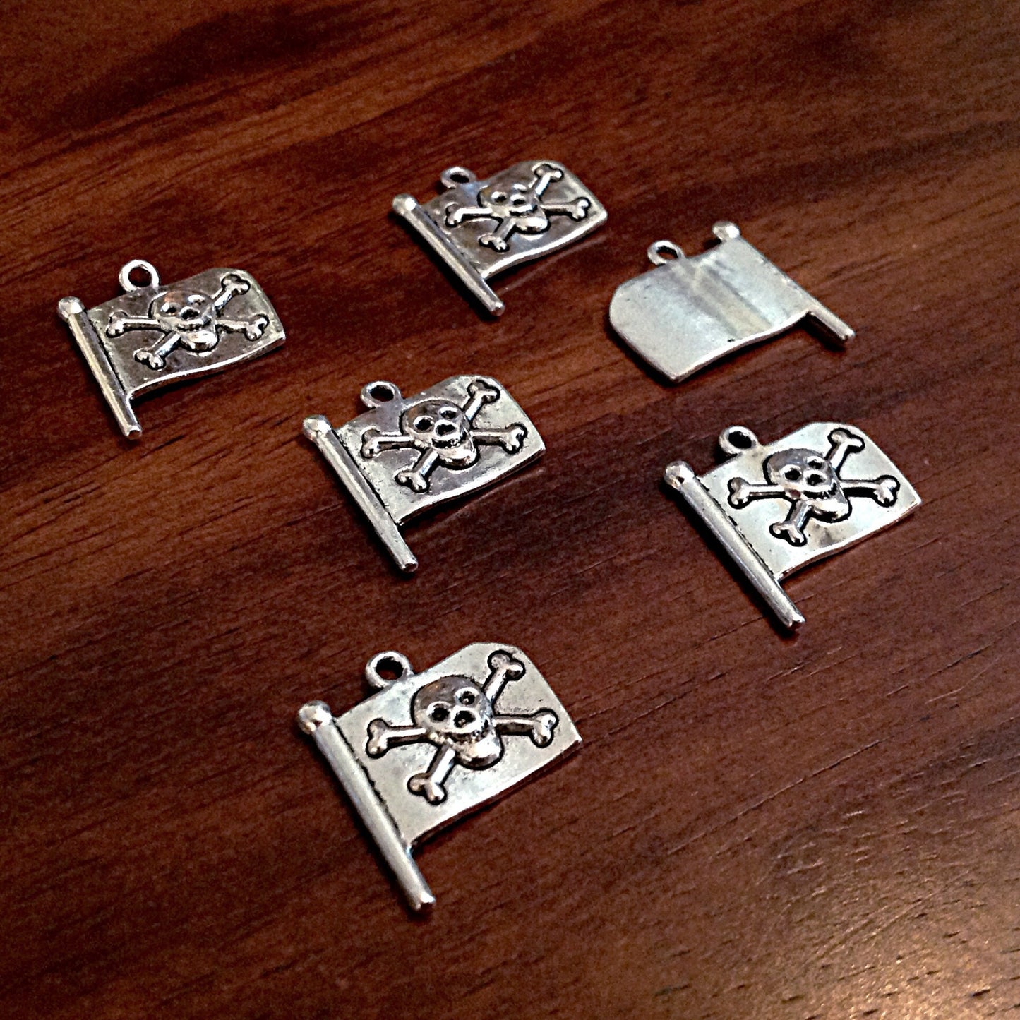 15pcs, Flag Charms, Pirate Flag Charms, Skull Charms, Skull and Crossbones Charms, Piracy of Death Flag, Pirate Flag Pendants, Findings