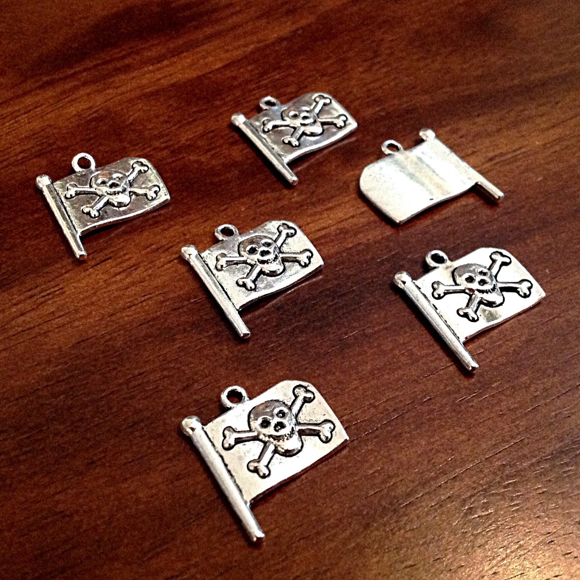 15pcs, Flag Charms, Pirate Flag Charms, Skull Charms, Skull and Crossbones Charms, Piracy of Death Flag, Pirate Flag Pendants, Findings