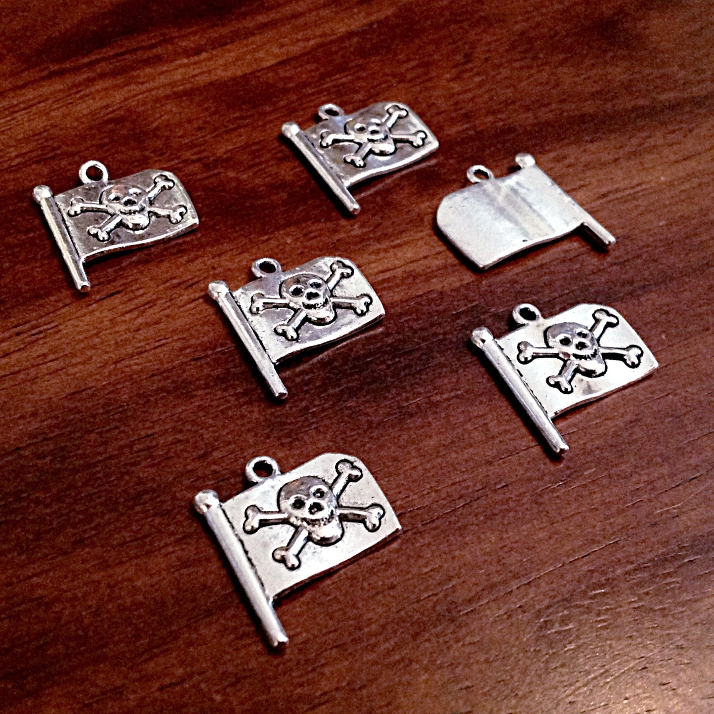 15pcs, Flag Charms, Pirate Flag Charms, Skull Charms, Skull and Crossbones Charms, Piracy of Death Flag, Pirate Flag Pendants, Findings