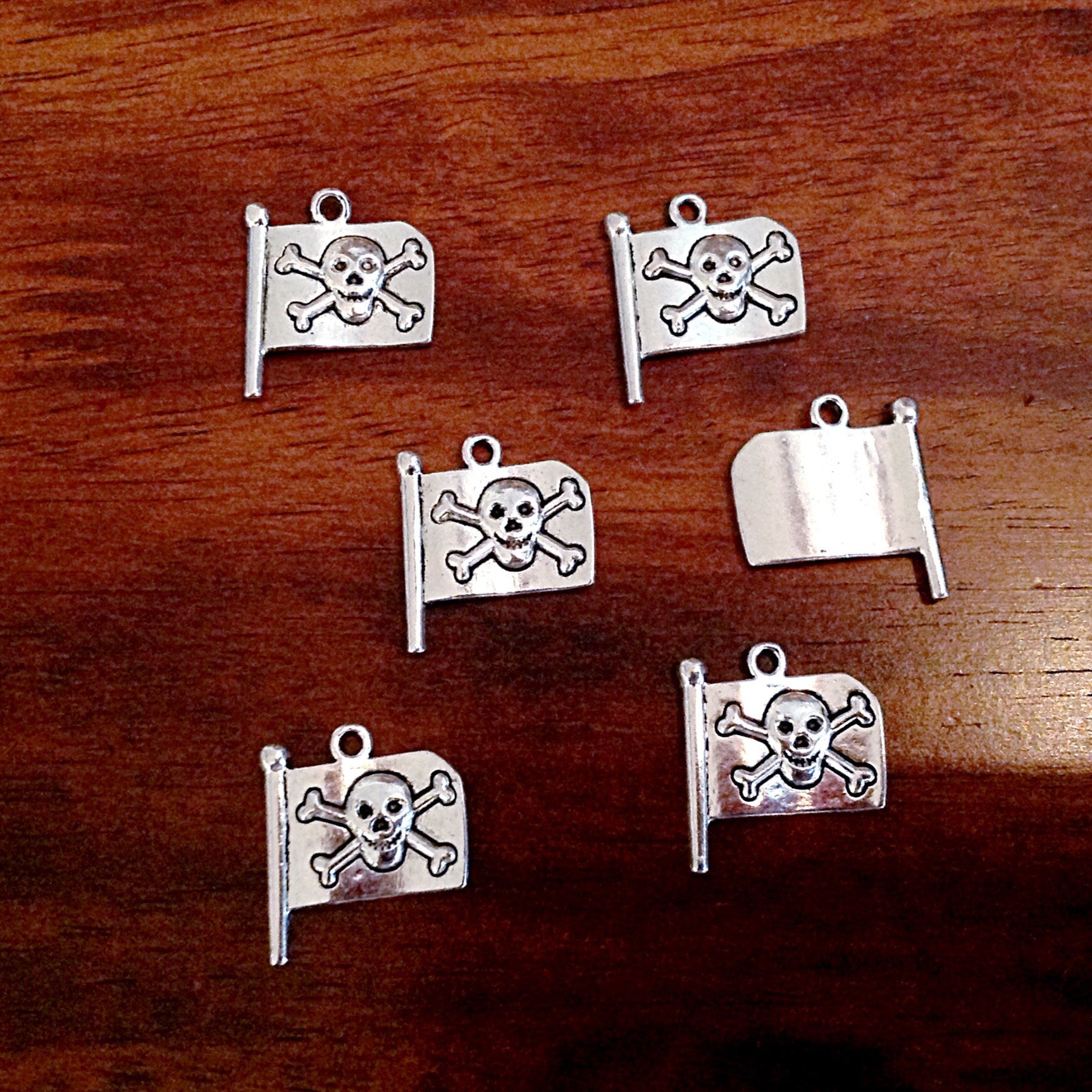 15pcs, Flag Charms, Pirate Flag Charms, Skull Charms, Skull and Crossbones Charms, Piracy of Death Flag, Pirate Flag Pendants, Findings