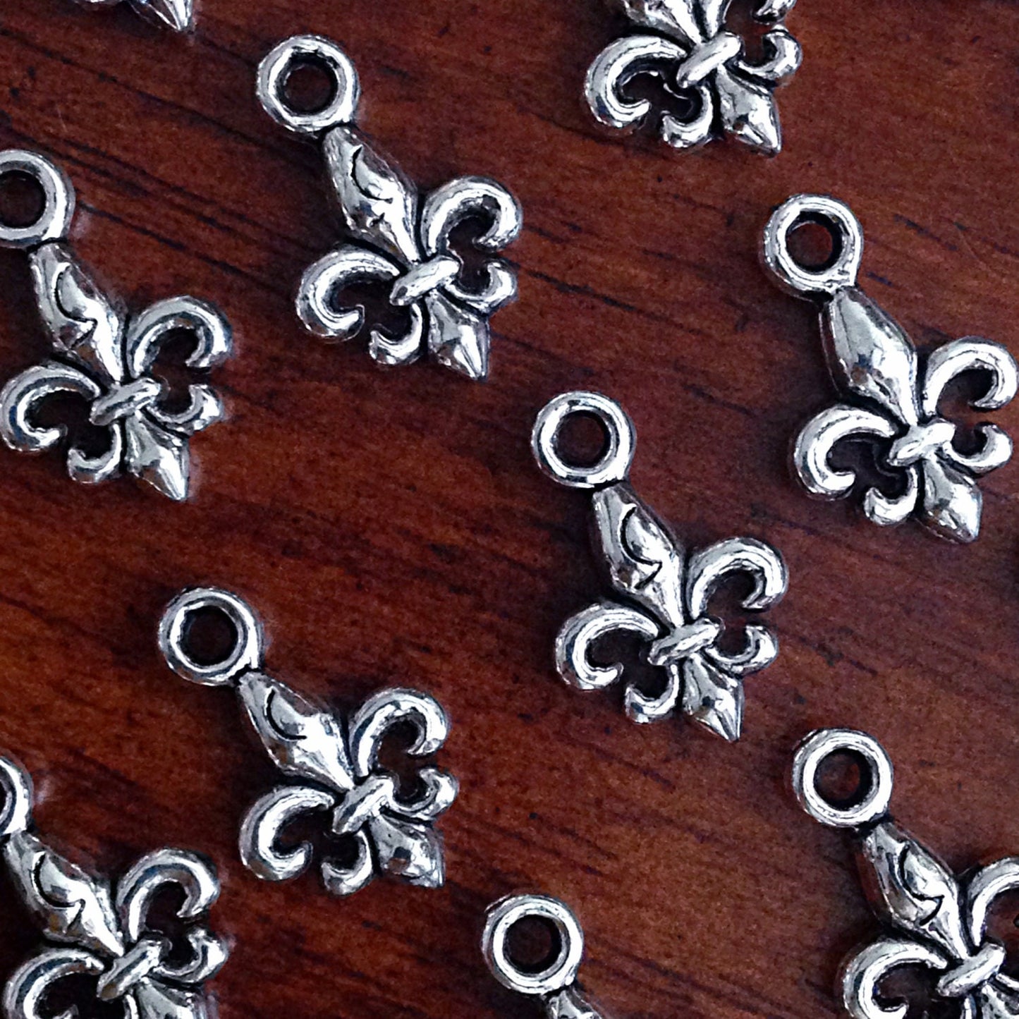Bulk 25 Fleur De Lis Charms, Antique Silver Charms, New Orleans Saints Charms, Mardi Gras Charms, Findings, Jewelry and Craft Supplies