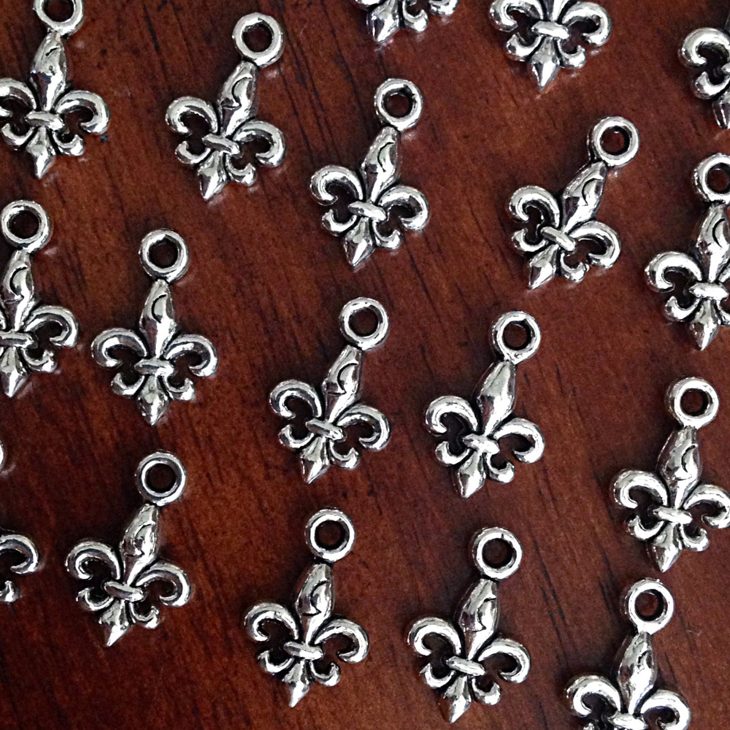 Bulk 25 Fleur De Lis Charms, Antique Silver Charms, New Orleans Saints Charms, Mardi Gras Charms, Findings, Jewelry and Craft Supplies