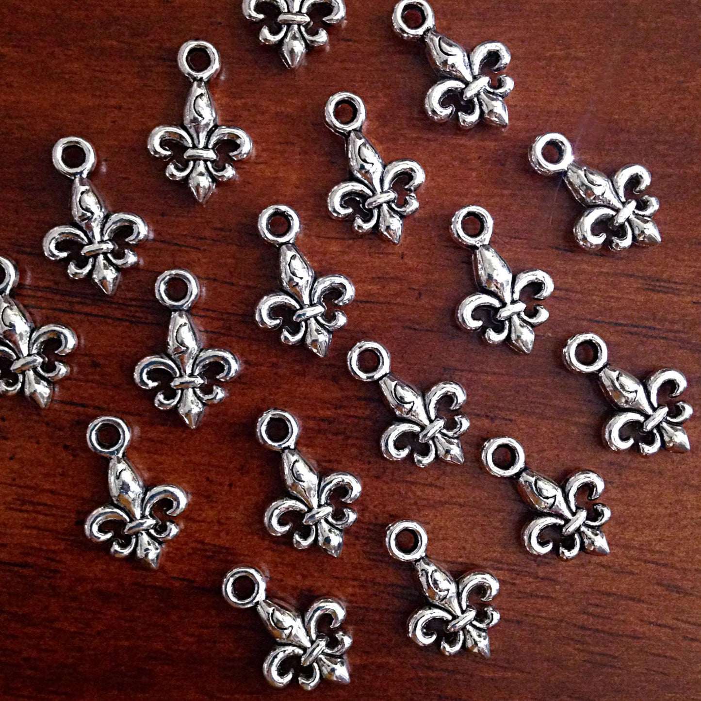 Bulk 25 Fleur De Lis Charms, Antique Silver Charms, New Orleans Saints Charms, Mardi Gras Charms, Findings, Jewelry and Craft Supplies
