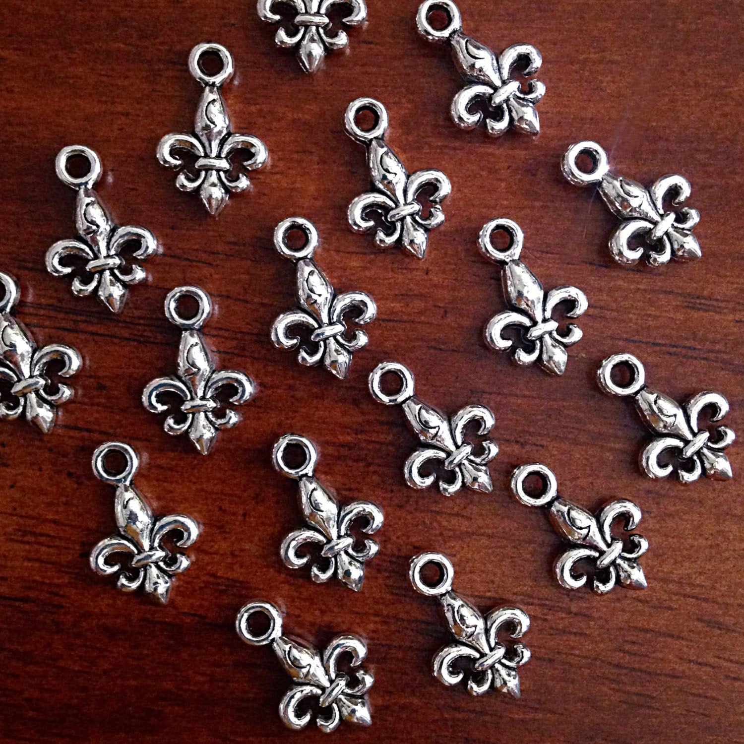 Bulk 25 Fleur De Lis Charms, Antique Silver Charms, New Orleans Saints Charms, Mardi Gras Charms, Findings, Jewelry and Craft Supplies