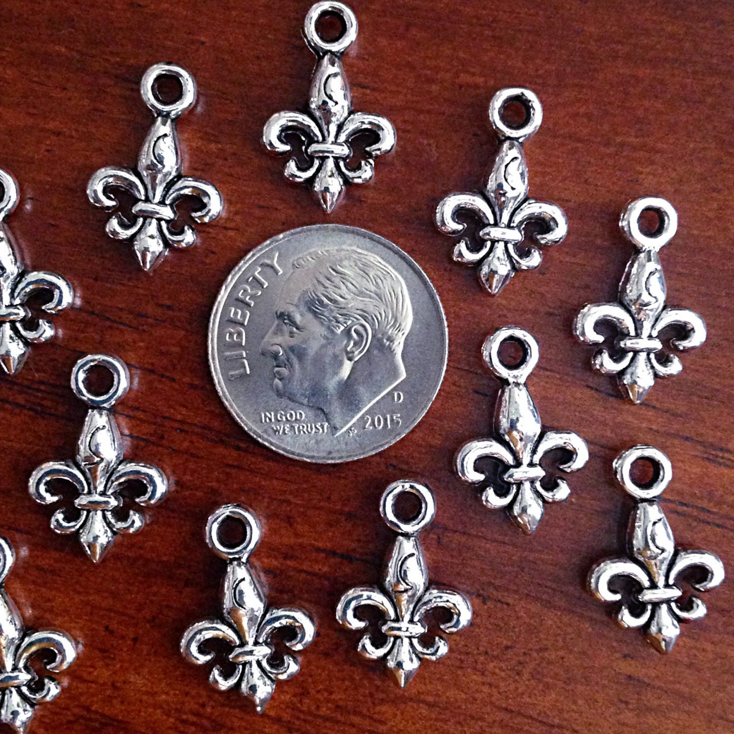 Bulk 25 Fleur De Lis Charms, Antique Silver Charms, New Orleans Saints Charms, Mardi Gras Charms, Findings, Jewelry and Craft Supplies