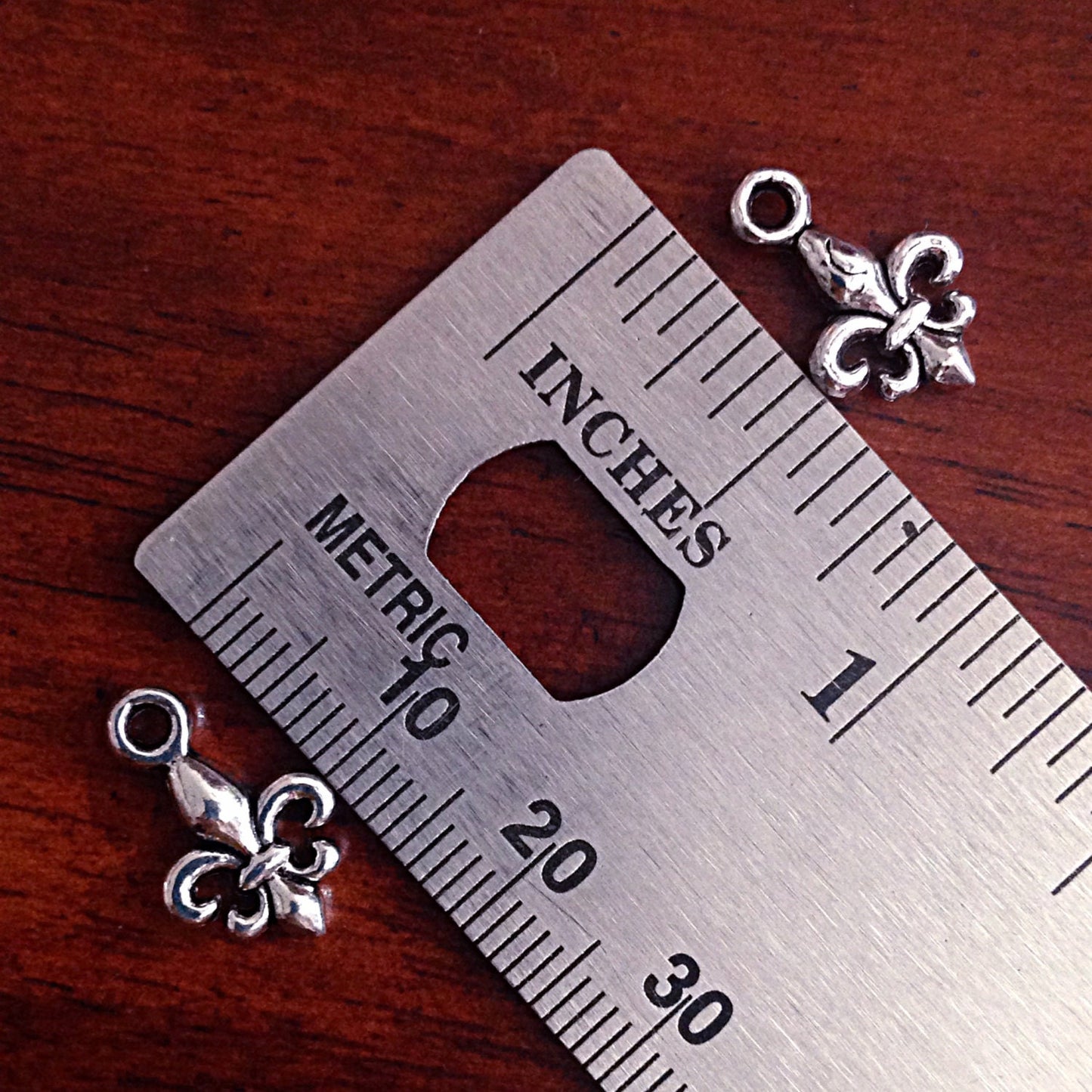 Bulk 25 Fleur De Lis Charms, Antique Silver Charms, New Orleans Saints Charms, Mardi Gras Charms, Findings, Jewelry and Craft Supplies