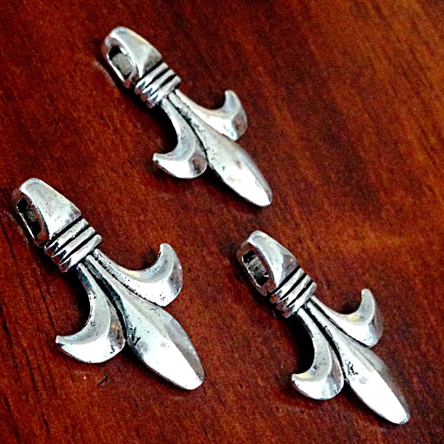 25pcs Fleur De Lis Charms, Antique Silver Charms, New Orleans Saints Charms, Mardi Gras Charms, Findings, Crafting and Jewelry Supplies