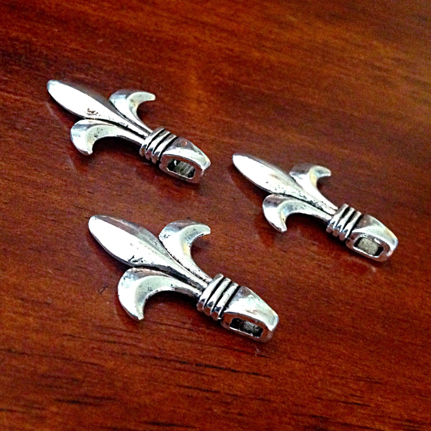 25pcs Fleur De Lis Charms, Antique Silver Charms, New Orleans Saints Charms, Mardi Gras Charms, Findings, Crafting and Jewelry Supplies