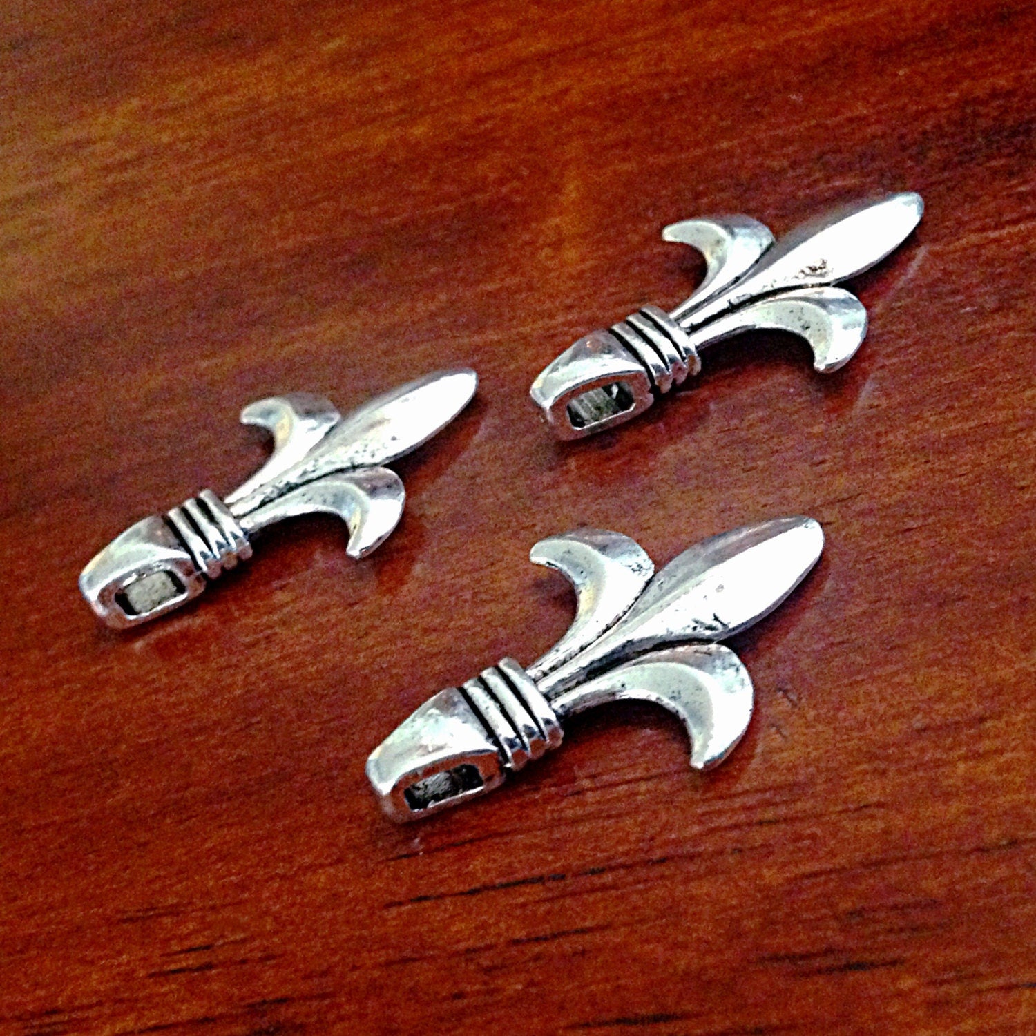 25pcs Fleur De Lis Charms, Antique Silver Charms, New Orleans Saints Charms, Mardi Gras Charms, Findings, Crafting and Jewelry Supplies
