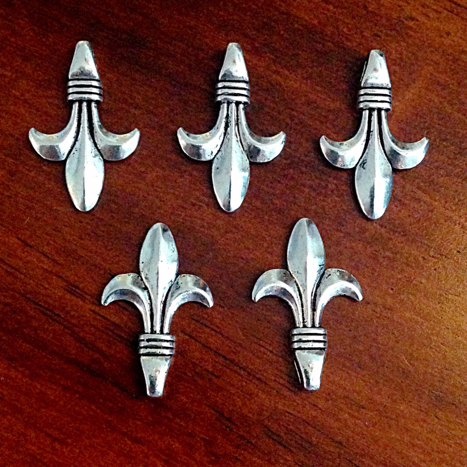 15pcs Fleur De Lis Charms, Antique Silver Charms, New Orleans Saints Charms, Mardi Gras Charms, Findings, Crafting and Jewelry Supplies